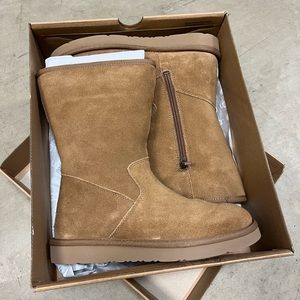 Chesnut Uggs with Zipper